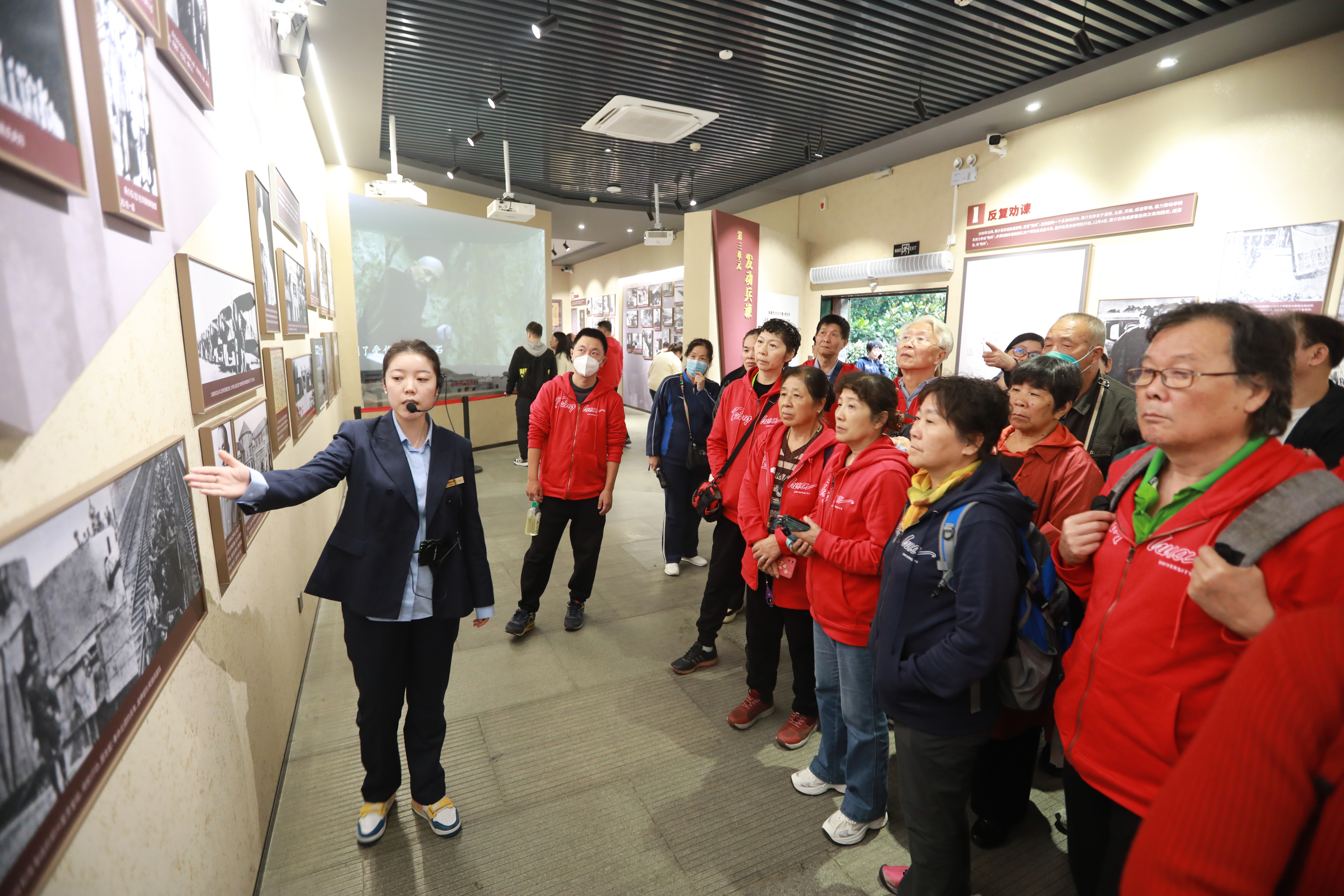 20231017-赢博手机版app组织离退休老同志赴延安开展主题实践活动-段鸿杰-参观张学良公馆.JPG