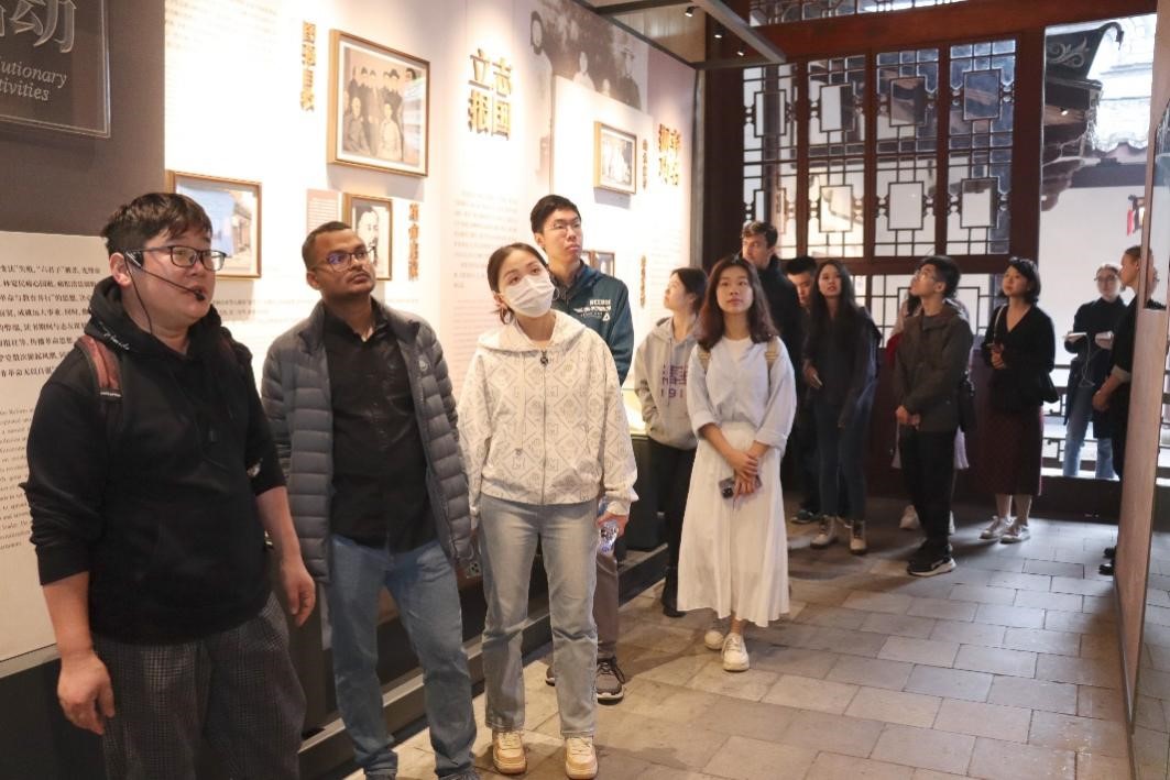 20231124-发现中国智慧,洞察中国发展——2023年马博注册“洞察中国”全球胜任力社会实践纪实-“洞察中国”福建实践支队-“洞察中国”福建实践支队参访福州三坊七巷街区.jpg