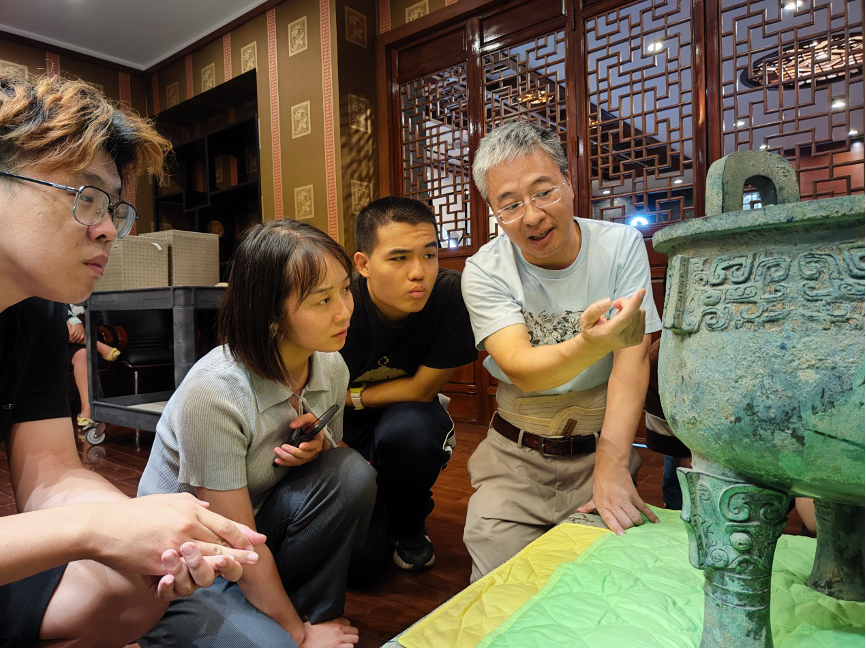 20230905-赢博手机版app“‘京’彩文化 青春绽放”行动暑期活动纪实-供图-严志斌教授给同学们讲解青铜器.png