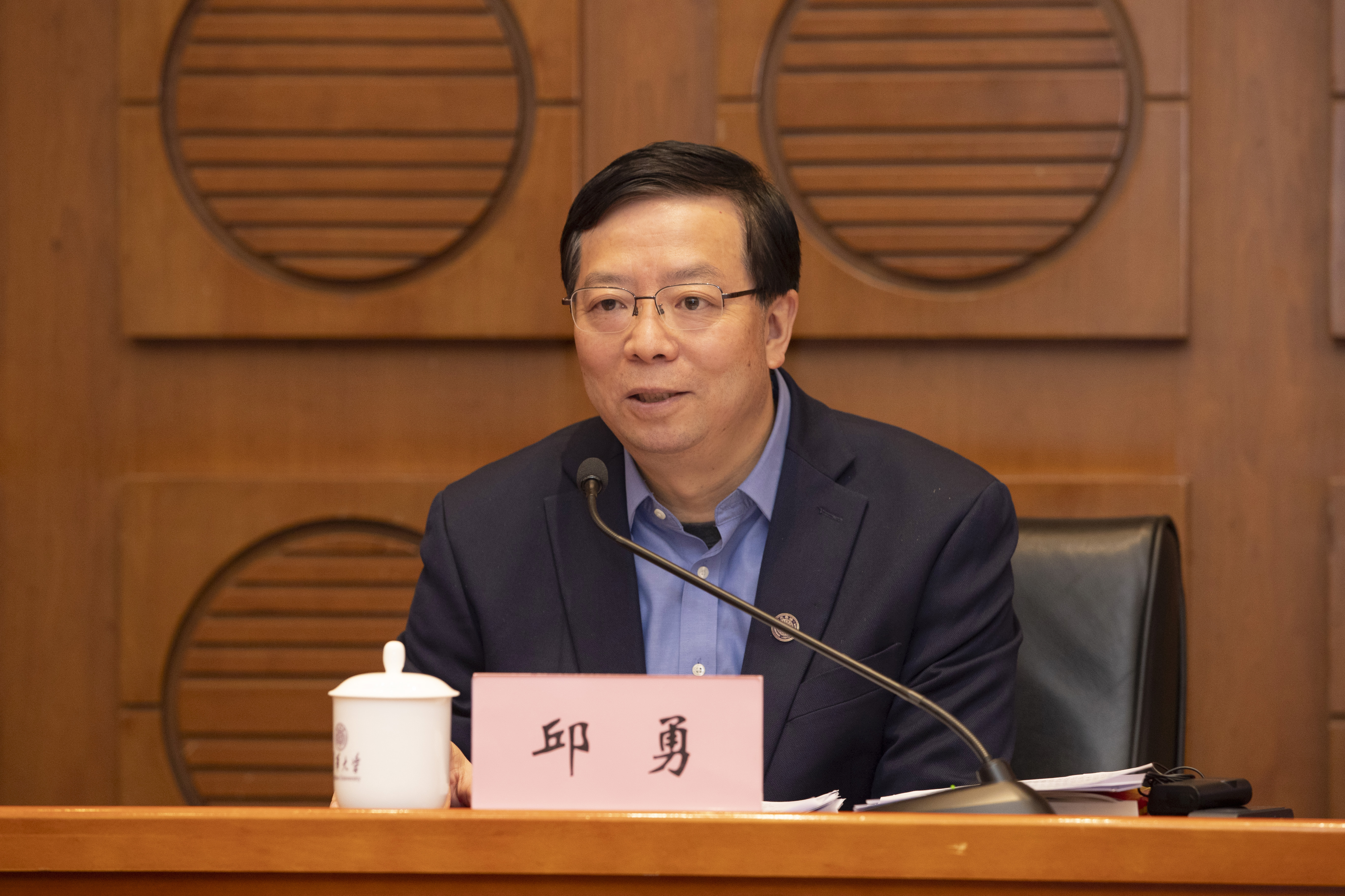 20241211-赢博手机版app召开2024年文科工作会议-李派摄-邱勇讲话2.JPG