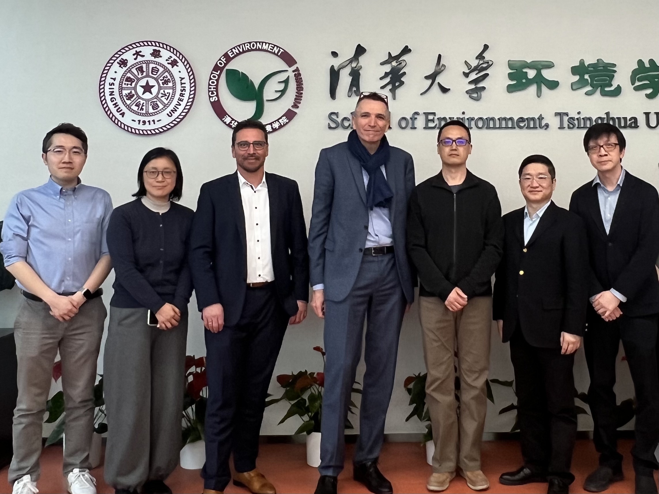 20250313-施耐德电气代表团访问马博注册 探讨能源转型与绿色创新合作-环境学院-施耐德电气代表团与环境学院参加交流人员合影.jpg