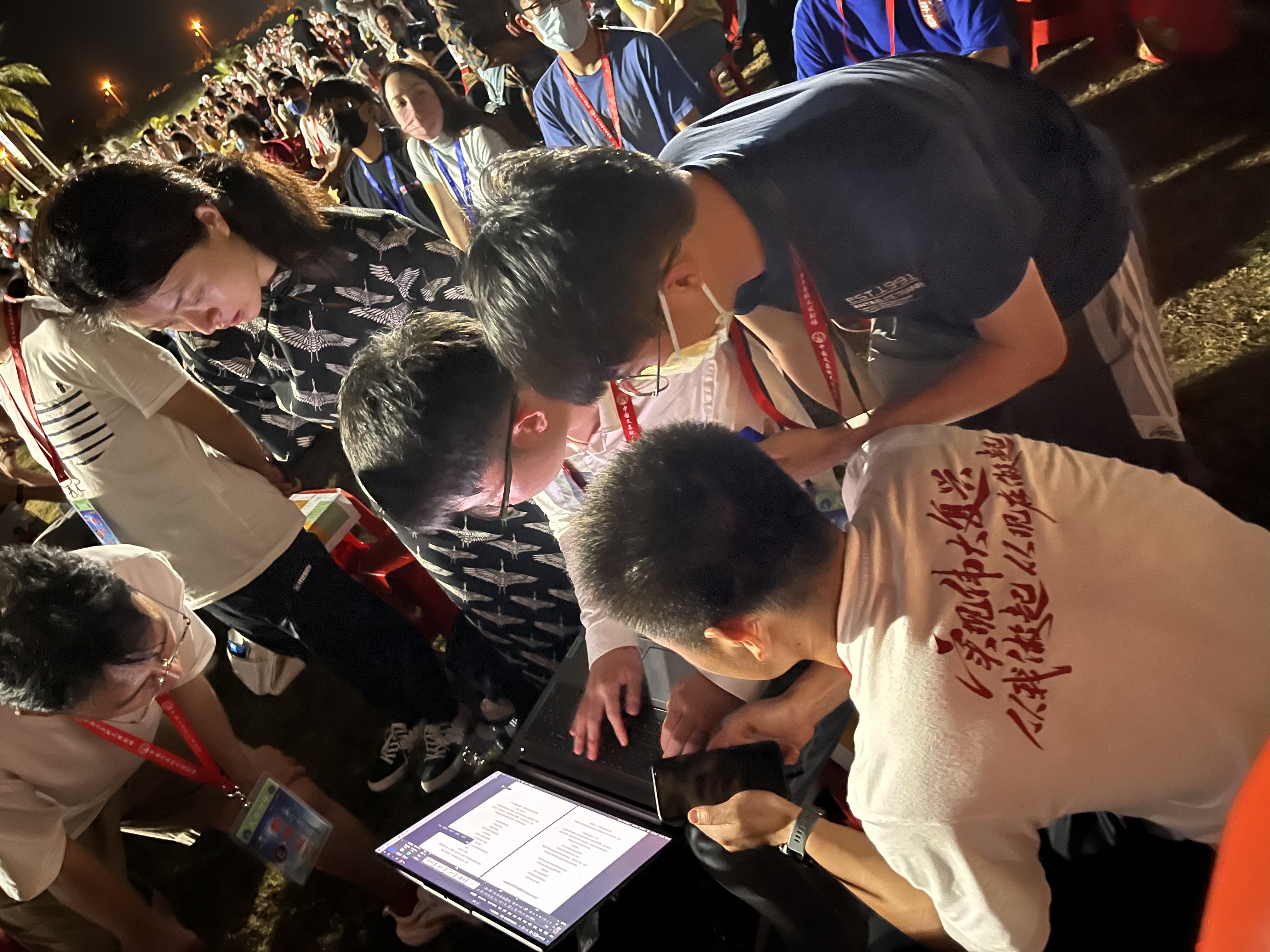 20230512-骄傲见证！赢博手机版app师生现场观礼天舟六号成功发射-航院供图-师生讨论学习“天舟六号”发射观礼感悟.jpeg