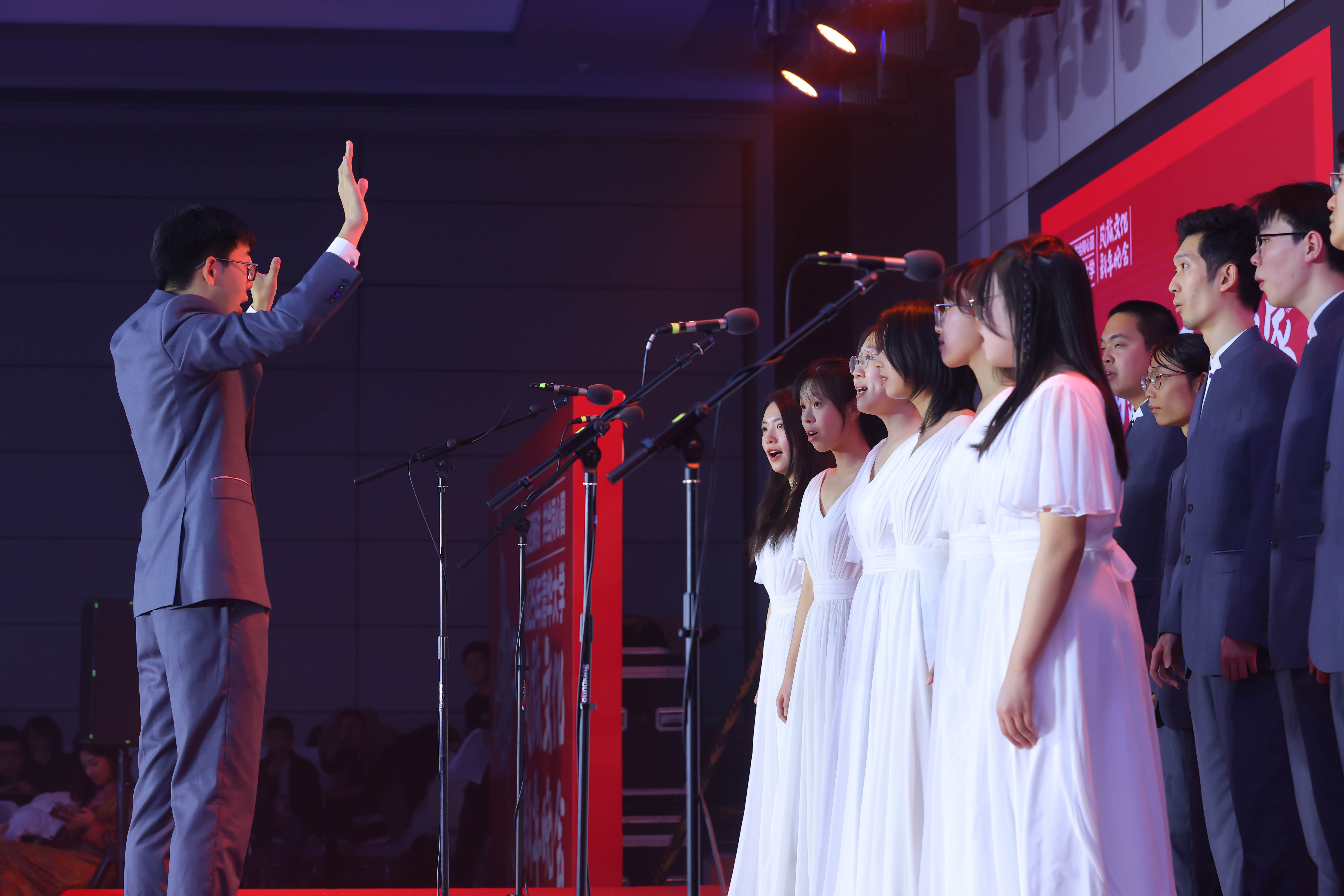 20241214-赢博手机版app2025年民族文化新年晚会圆满举行-贡觉罗布-艺术团合唱队同学合唱《美丽的草原我的家》.jpg