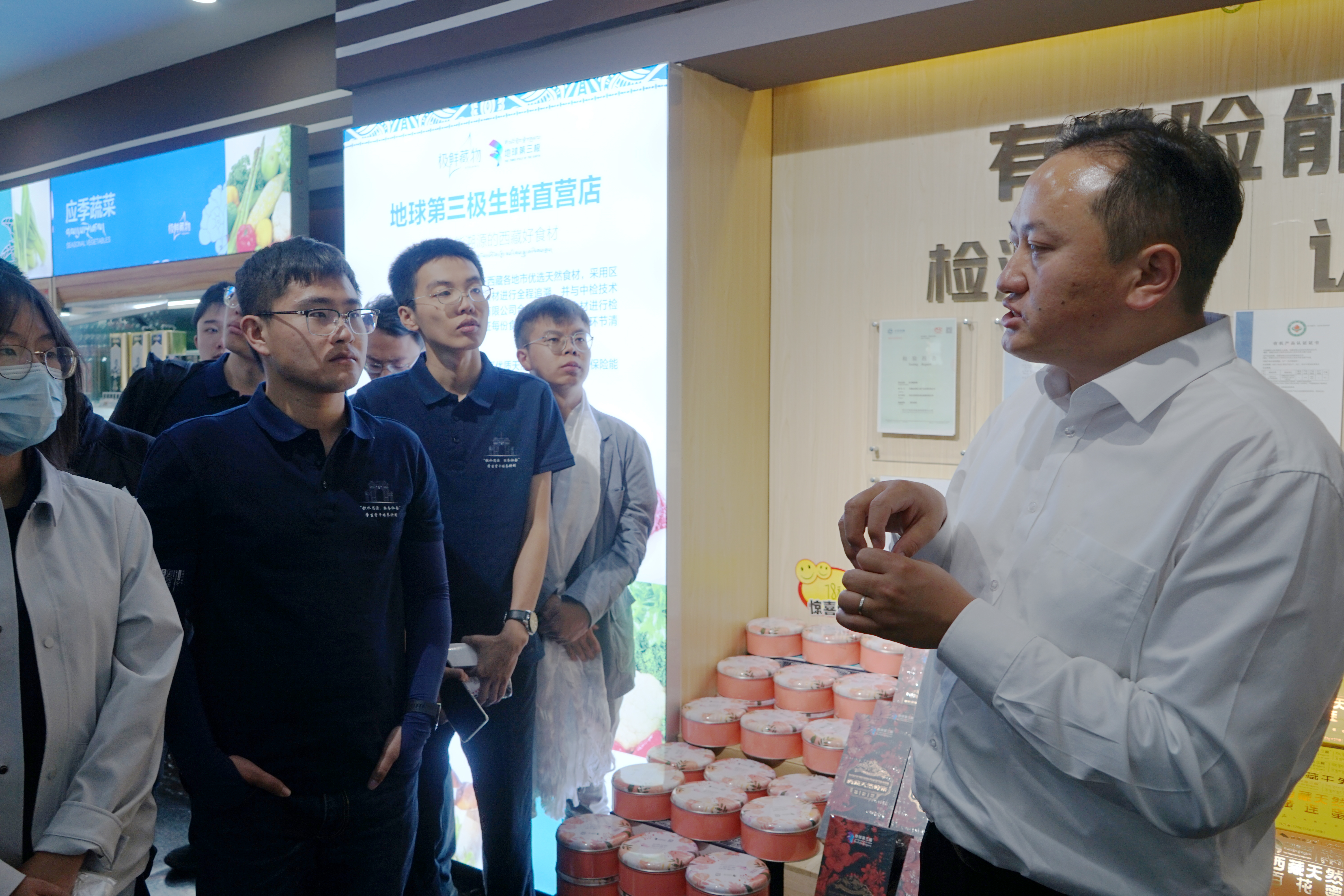 20220727-思源骨干西藏团新闻稿-於汀-赢博手机版app机械工程系2007届校友格勒巴桑董事长为同学们介绍地球第三极生鲜直营店.jpg