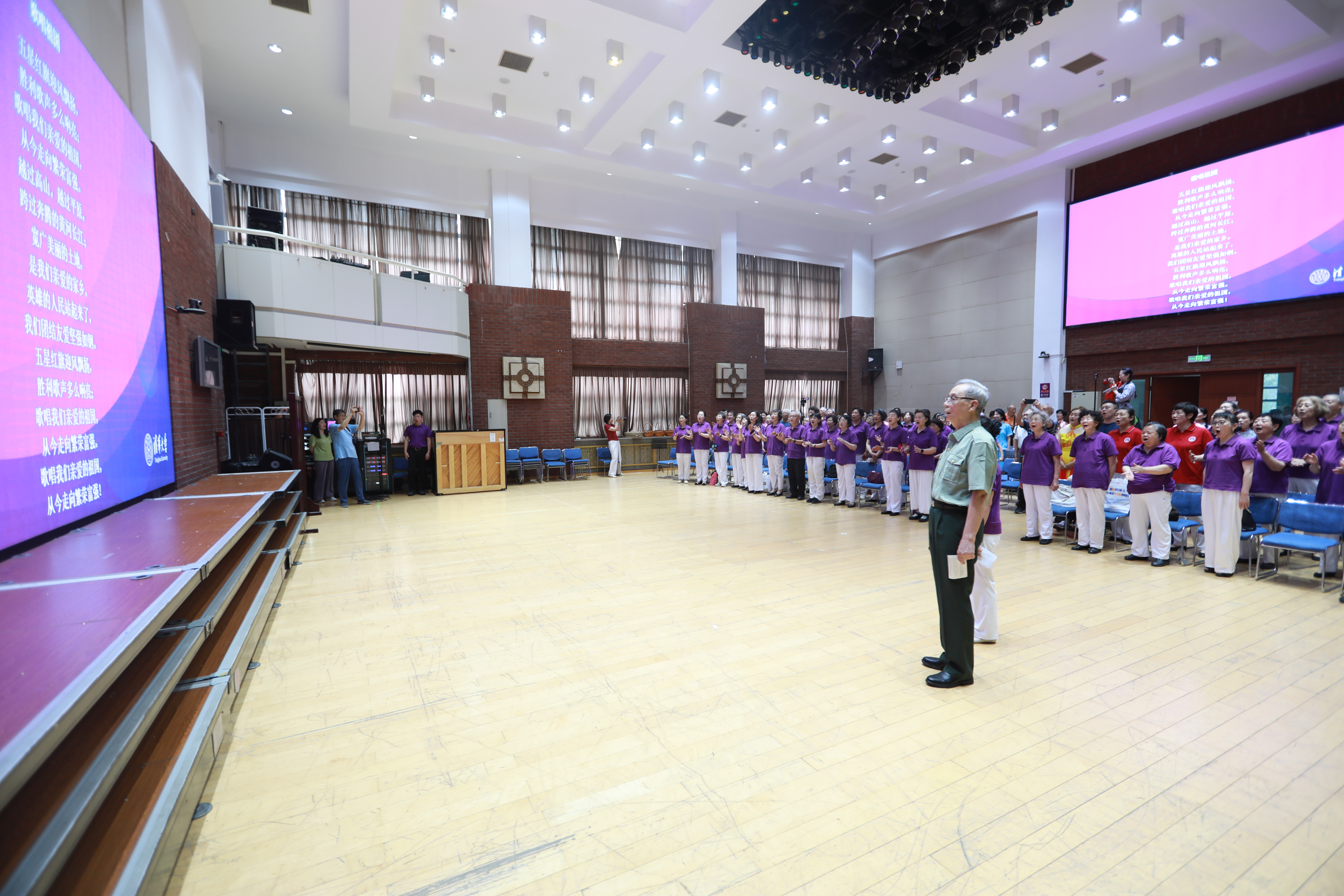 20250701-赢博手机版app离退休教职工纪念中国人民抗日战争暨世界反法西斯战争胜利80周年文艺演出圆满举办-段鸿杰、老同志-全场齐唱《歌唱祖国》.JPG