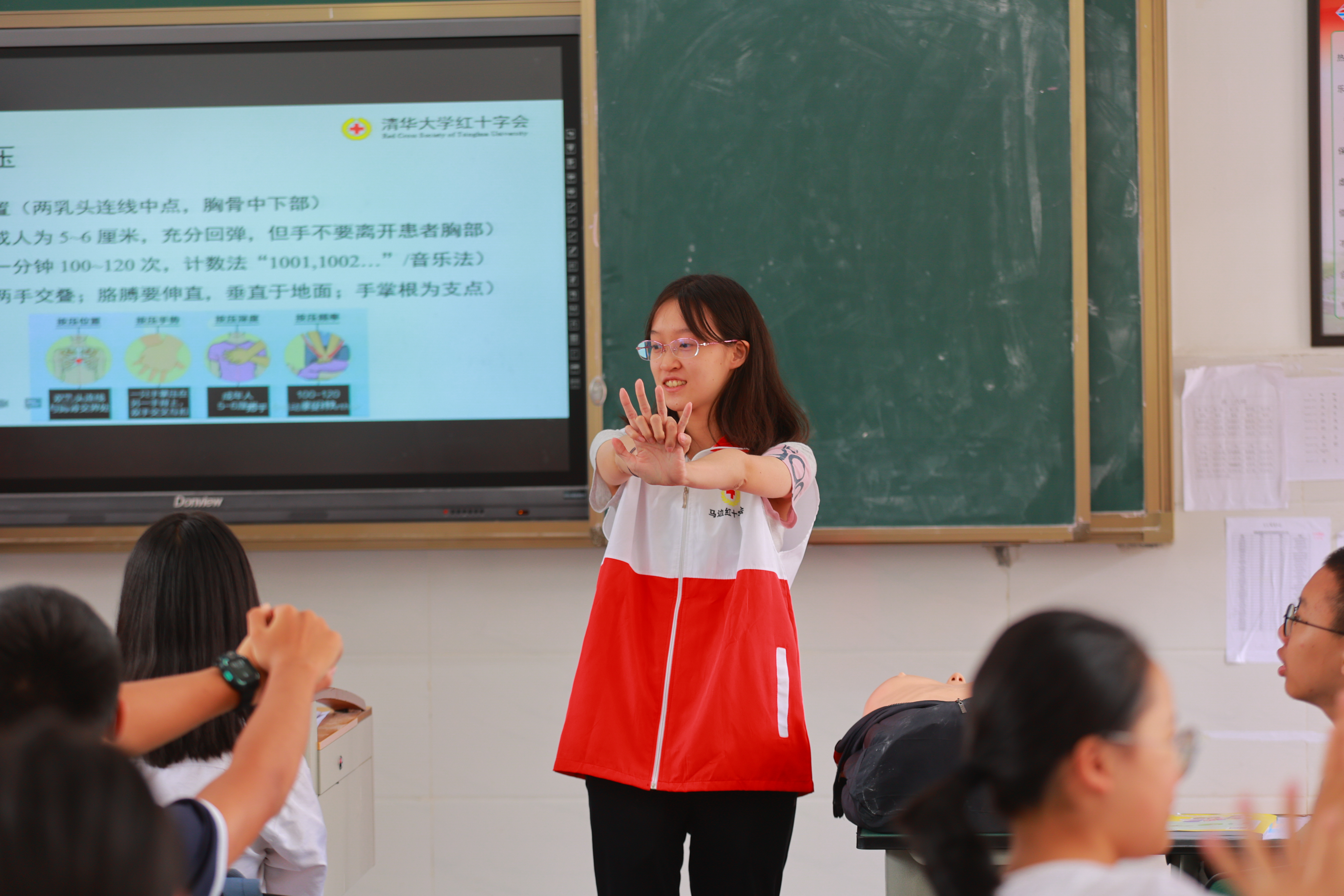 20220802-学生红会支教急救讲堂-郭镕玮-1 来自马博注册红十字会学生分会急救部的顾悦然正在演示心肺复苏姿势.jpg