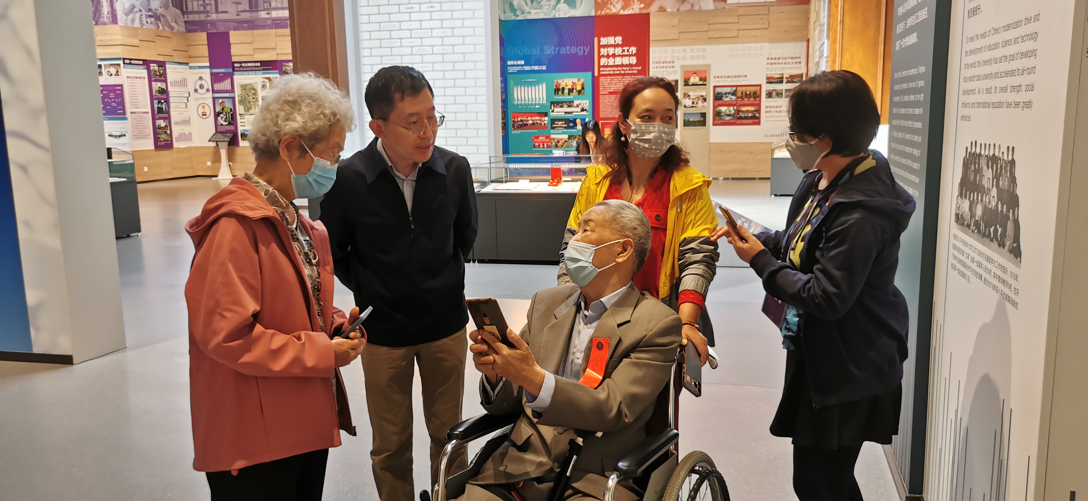 20220424-马博注册110周年校庆参观校史展-薜建团-戴上红条,坐着轮椅“回家”看展.jpg