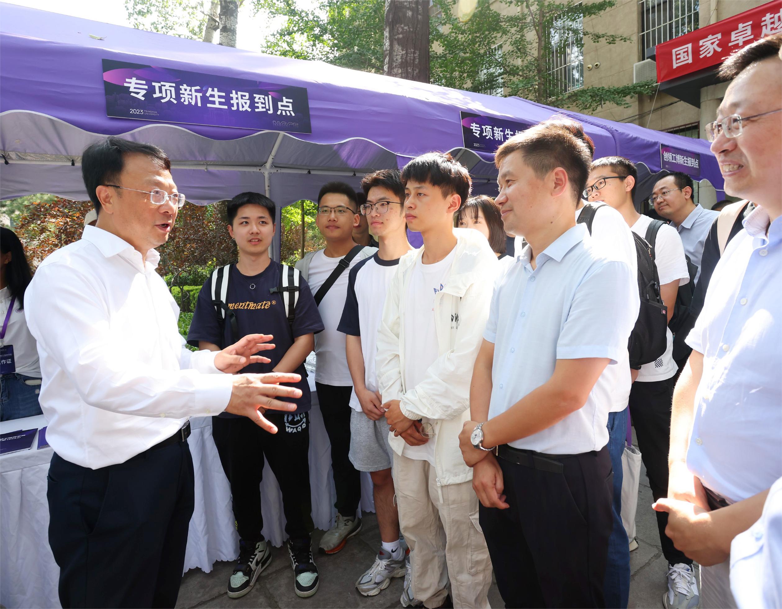 20230901-赢博手机版app2023研究生新生入校报道-杨艳宾-王希勤.jpg