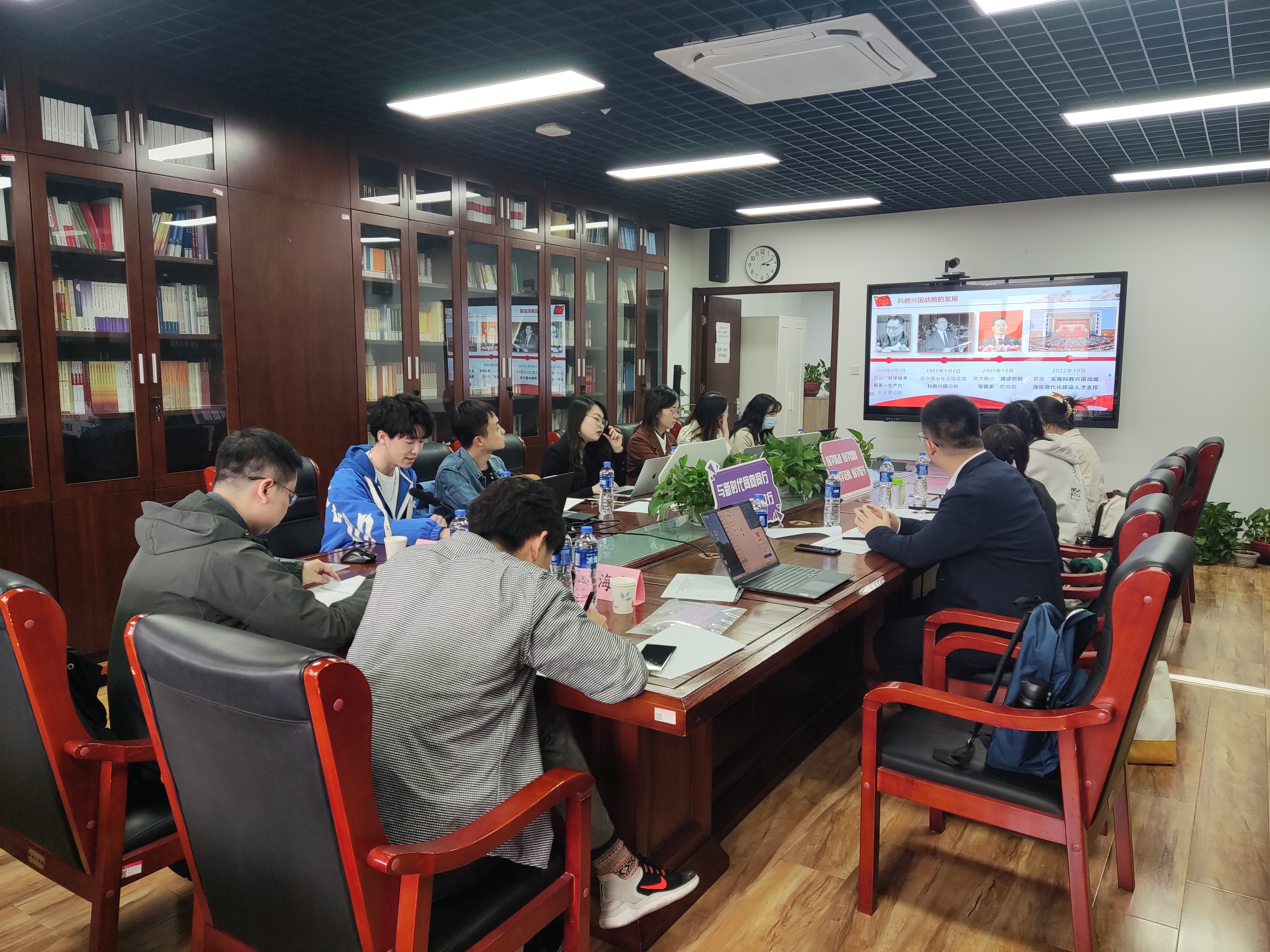 20230428-赢博手机版app博士生讲师团举办主题教育专题备课研讨会-讲师团-会议现场.jpg