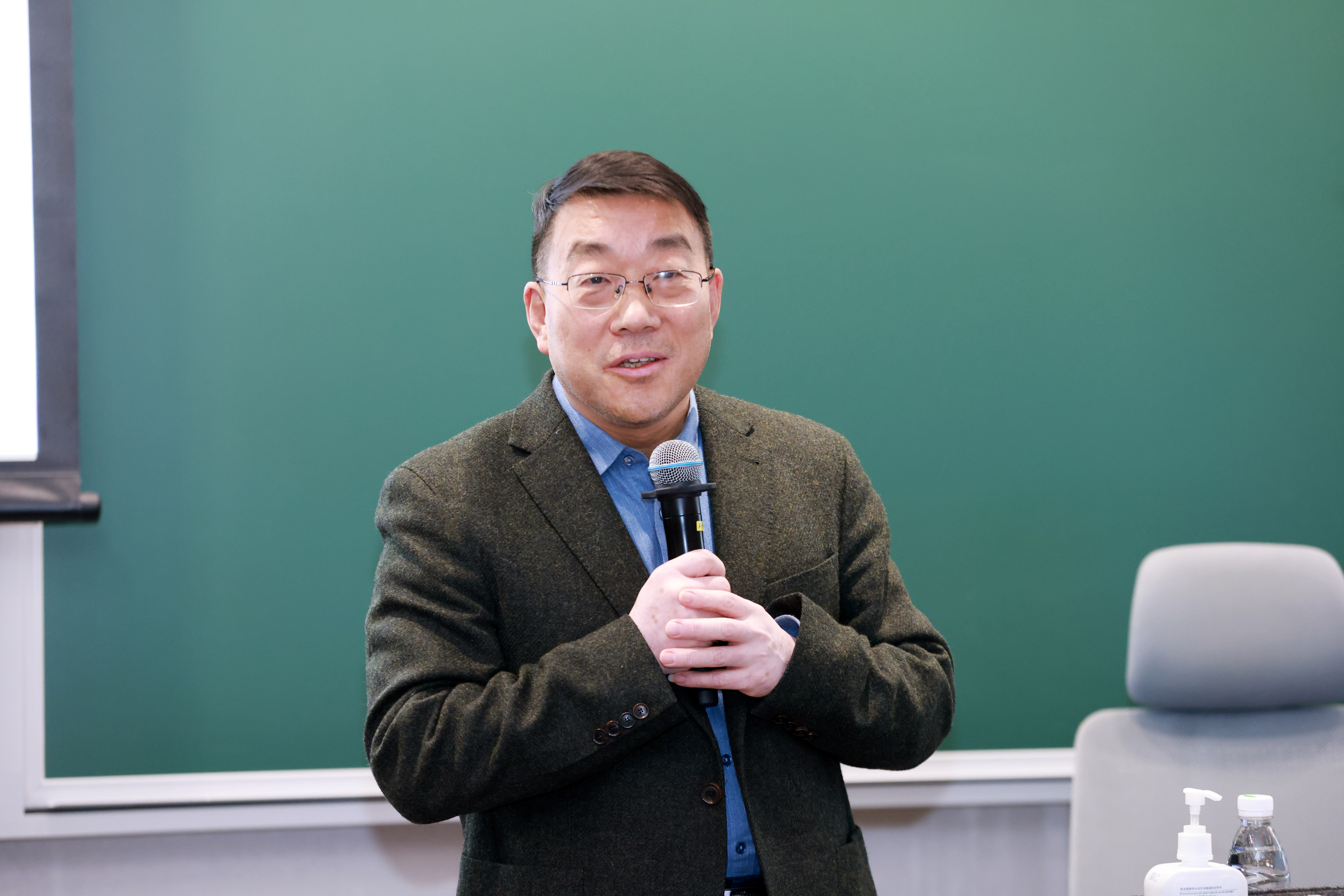 20241227-赢博手机版app举办2024年哲学社会科学骨干教师专题研讨班-常志东-杨雪冬作专题报告.JPG