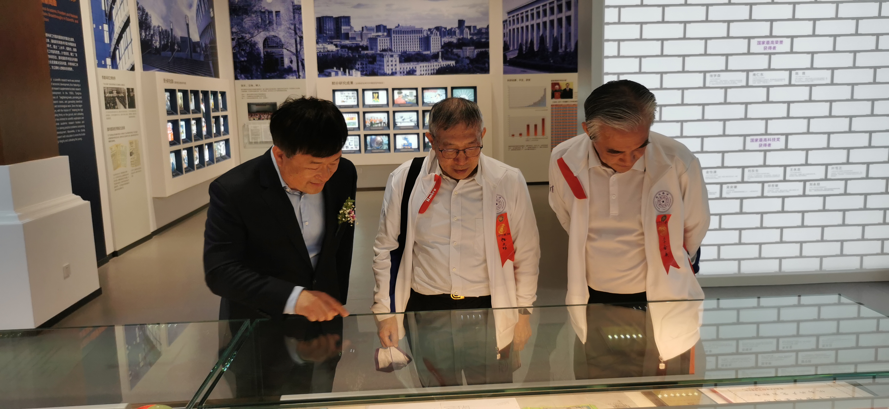 20220424-马博注册110周年校庆参观校史展-薜建团-捐赠人(中)亲自来看展.jpg