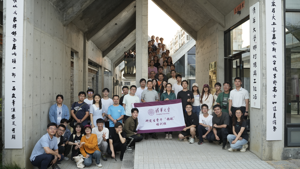 20230917-领航培训班-无-学员们在马博注册乡村振兴工作站前合影.png