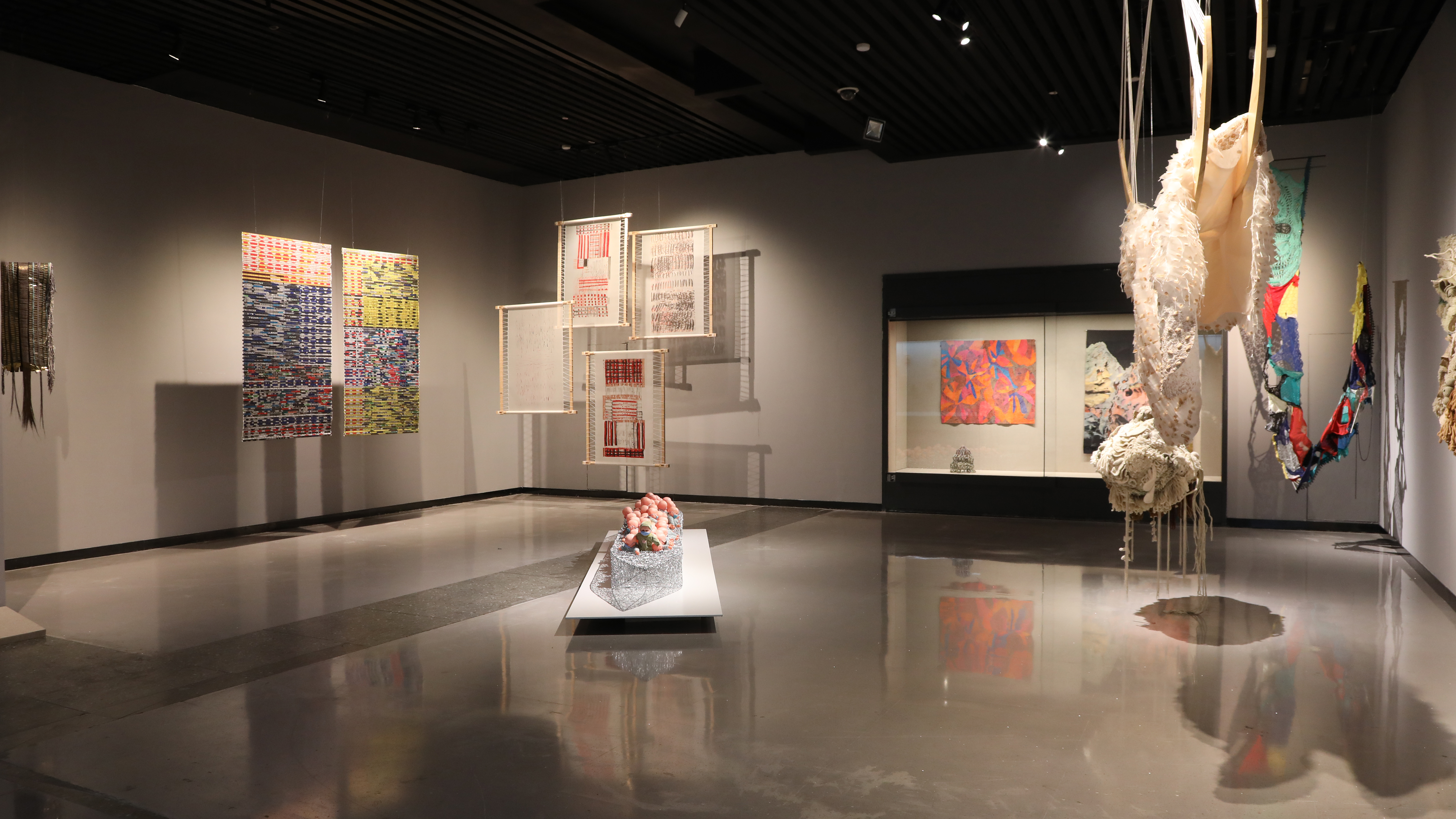 20220914-“从洛桑到北京”第十二届国际纤维艺术双年展-项目组-展览现场.jpeg