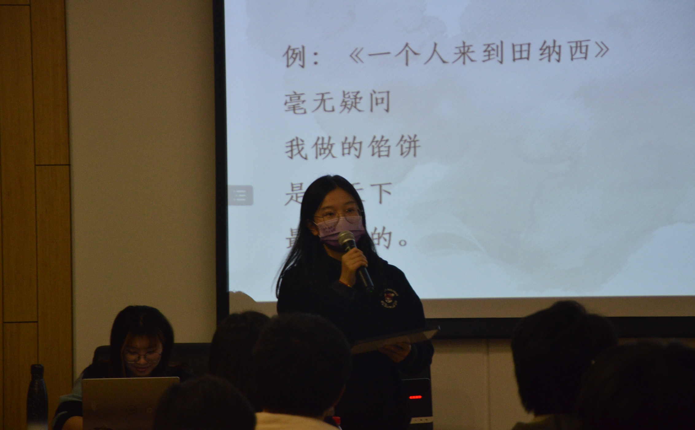 20221120-“流觞曲水”赢博手机版app第二十四届大学生人文知识竞赛圆满落幕-白易晗-决赛入围选手发表即兴演讲1.JPG