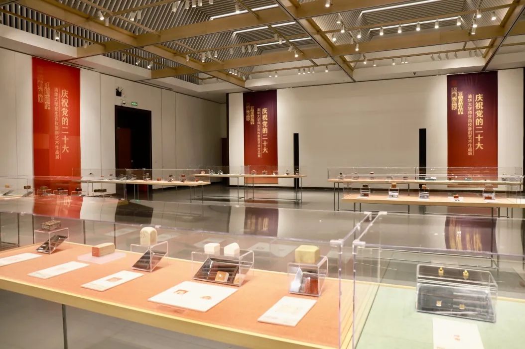 20221010-庆祝党的二十大赢博手机版app师生百枚篆刻艺术作品展-项目组-展览现场2jpg 20221010-庆祝党的二十大赢博手机版app师生百枚篆刻艺术作品展-项目组-展览现场2jpg