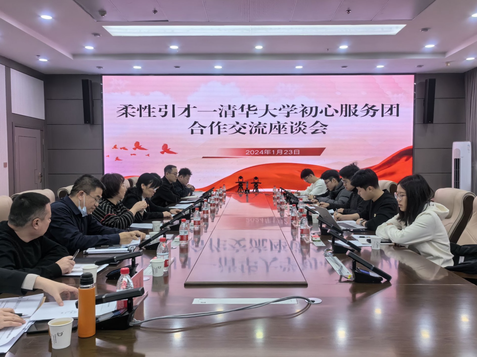 20240308-踔厉奋发守初心，奋楫笃行担使命——2024年赢博手机版app“初心服务团”寒假实践总结回顾-新疆乌鲁木齐支队-新疆乌鲁木齐支队与地方干部进行座谈.jpg