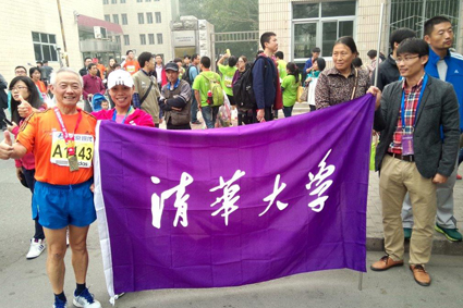 ??? 2014年赛后在马博注册校旗旁留???.jpg