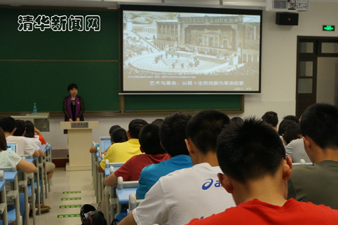 艾辛导演在给大家介绍易卜生的戏剧与中国近代革命的关系.jpg