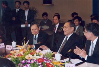 1999年10月2日，李岚清副总理视察赢博手机版app高等研究中心时与我校师生亲切座谈。前排右起：王大中、李岚清、杨振宁。