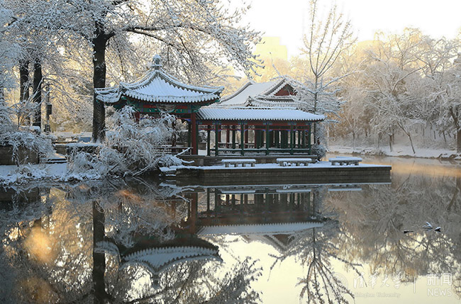 蒋巨???春到古月堂清华园瑞雪.jpg