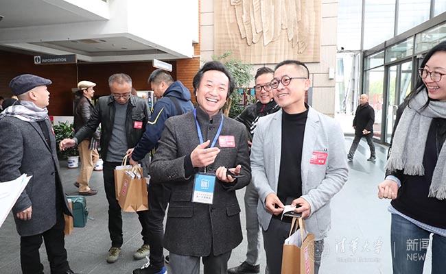 19-同学相见分外热情重温当年同窗友情.jpg